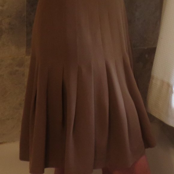 Magaschoni Caramel Fitted/Flared Silk Skirt, size 8. - Picture 6 of 8